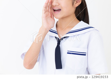 応援をする夏の学生服姿の中学生女子 129419153