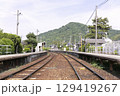無人の線路とホーム 129419267