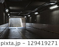 無人の地下道と電灯 129419271