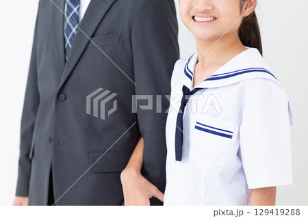夏の学生服を着た中学生の女の子とスーツ姿のお父さん 129419288