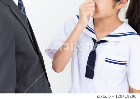 お父さんの匂いを嫌がる学生服を着た中学生の女の子 129419290