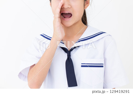 応援をする夏の学生服姿の中学生女子 129419291