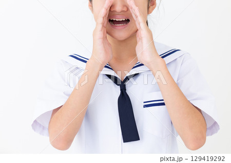 応援をする夏の学生服姿の中学生女子 129419292