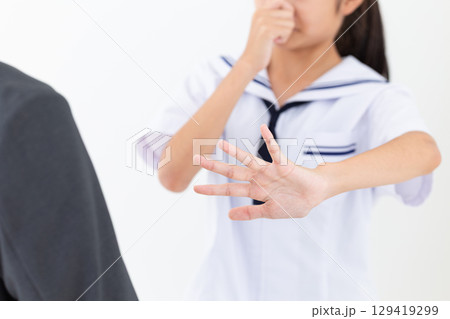 お父さんの匂いを嫌がる学生服を着た中学生の女の子 129419299