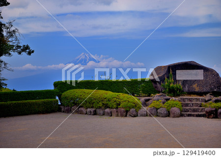 中部地方・伊豆半島・だるま山高原展望台、海外へ日本の紹介にも使われた富士の風景・静岡県伊豆市(1) 129419400