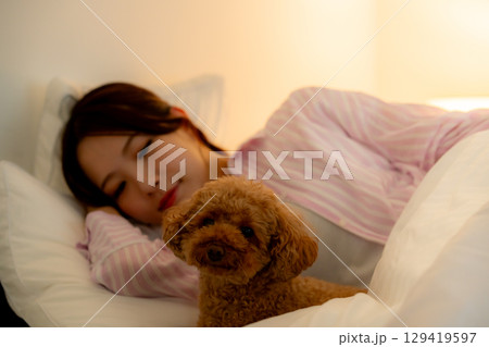 ベッドで眠る女性 ベッドで眠る女性 129419597