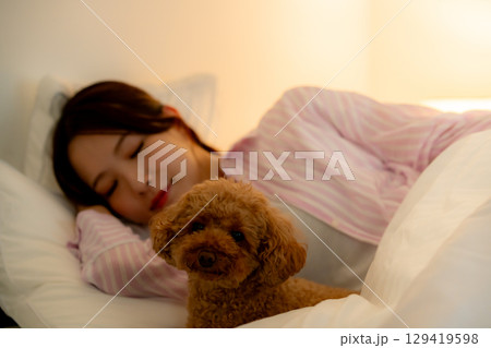ベッドで眠る女性 ベッドで眠る女性 129419598