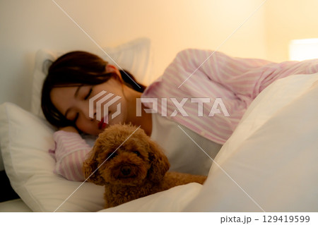 ベッドで眠る女性 129419599