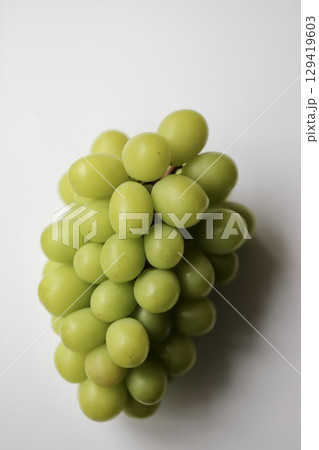 ハネ品だけど甘くて美味しい日本産シャインマスカット ハネ品だけど甘くて美味しい日本産シャインマスカット 129419603