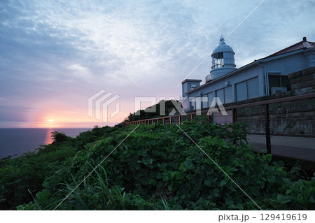 朝焼けが美しい島根県松江市の夏の美保関灯台 朝焼けが美しい島根県松江市の夏の美保関灯台 129419619