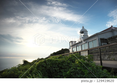 日の出直後の美しい島根県松江市の夏の美保関灯台 129419620