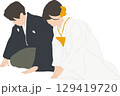 白無垢と紋付袴を着て座って礼をする新婚夫婦 129419720