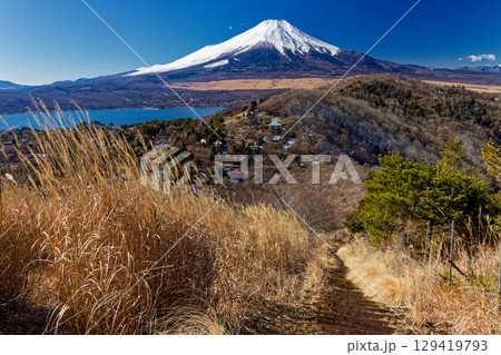 冬の平尾山から見る富士山 129419793