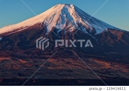 忍野・杓子山から見る朝焼けの富士山 忍野・杓子山から見る朝焼けの富士山 129419811