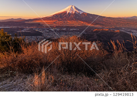 杓子山から見る朝焼けの富士山と忍野の町並み 杓子山から見る朝焼けの富士山と忍野の町並み 129419813