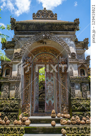 バリ島の伝統的なヒンドゥー寺院の門と精緻な彫刻 129419821