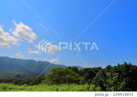 草原　樹木　青空　雲　山地 129419831