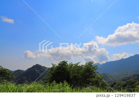 草原　樹木　青空　雲　山地 129419837