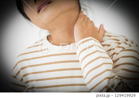 首の痛みに苦しむ中学生の女の子 129419929