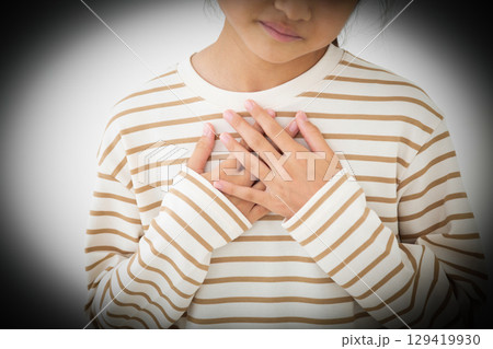 胸を押さえて苦しむ中学生の女の子 129419930