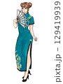 青いチャイナドレスの女性 129419939