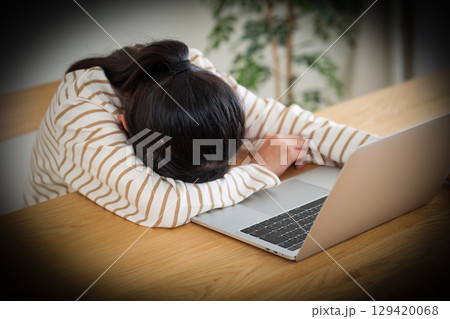 パソコンの前で悩む中学生の女の子 129420068