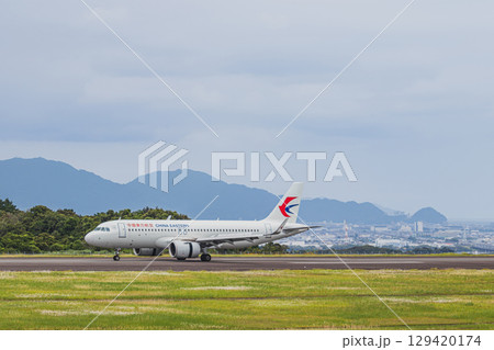 牧之原市の富士山静岡空港の滑走路を走行する飛行機(静岡県) 牧之原市の富士山静岡空港の滑走路を走行する飛行機(静岡県) 129420174