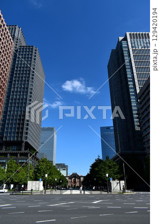 行幸通りから見た行幸通りの和田倉門交差点側風景 129420194