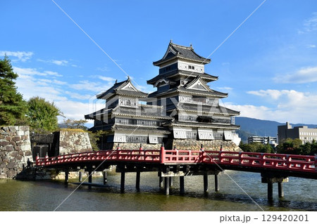 赤い橋と松本城 129420201