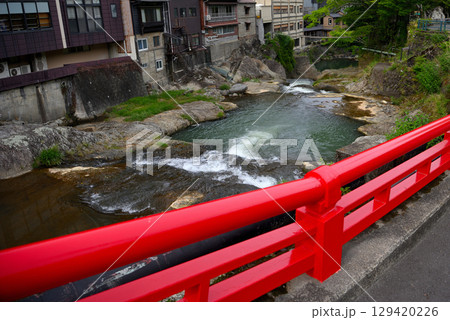 中部地方・伊豆修善寺・恋の橋めぐり、最初の橋の渡月橋より見下ろす桂川・静岡県伊豆市修善寺(1) 中部地方・伊豆修善寺・恋の橋めぐり、最初の橋の渡月橋より見下ろす桂川・静岡県伊豆市修善寺(1) 129420226