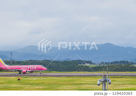牧之原市の富士山静岡空港の滑走路を走行する飛行機(静岡県) 牧之原市の富士山静岡空港の滑走路を走行する飛行機(静岡県) 129420365
