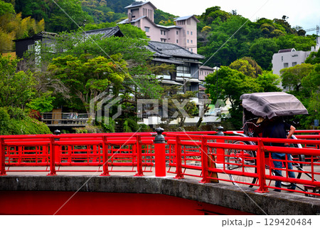 中部地方・伊豆修善寺・観光のイメージ、虎渓橋(あこがれ橋)に停まる人力車・静岡県伊豆市修善寺(1) 129420484