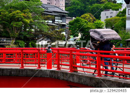 中部地方・伊豆修善寺・観光のイメージ、虎渓橋(あこがれ橋)に停まる人力車・静岡県伊豆市修善寺(2) 129420485