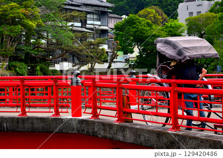 中部地方・伊豆修善寺・観光のイメージ、虎渓橋(あこがれ橋)に停まる人力車・静岡県伊豆市修善寺(3) 129420486