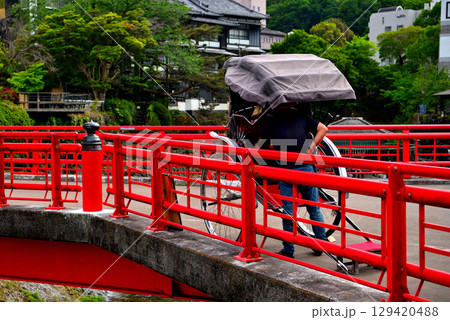 中部地方・伊豆修善寺・観光のイメージ、虎渓橋(あこがれ橋)に停まる人力車・静岡県伊豆市修善寺(5) 中部地方・伊豆修善寺・観光のイメージ、虎渓橋(あこがれ橋)に停まる人力車・静岡県伊豆市修善寺(5) 129420488