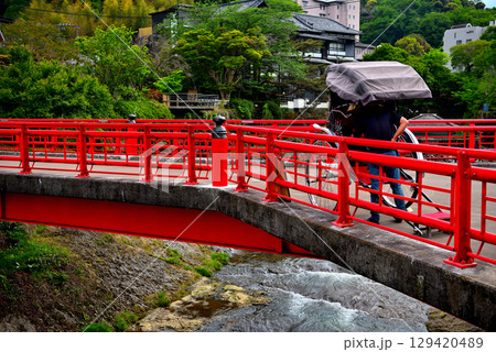 中部地方・伊豆修善寺・観光のイメージ、虎渓橋(あこがれ橋)に停まる人力車・静岡県伊豆市修善寺(6) 中部地方・伊豆修善寺・観光のイメージ、虎渓橋(あこがれ橋)に停まる人力車・静岡県伊豆市修善寺(6) 129420489