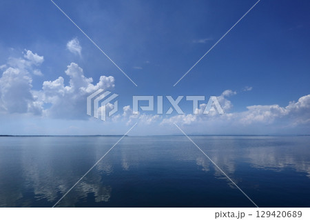 ロマンチック茨城(珍しく穏やかな湖面に、夏の入道雲が写り込んで異世界を思わせる霞ヶ浦湖。)天王崎公園 ロマンチック茨城(珍しく穏やかな湖面に、夏の入道雲が写り込んで異世界を思わせる霞ヶ浦湖。)天王崎公園 129420689