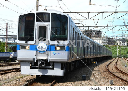 車両基地に停車する小田急電鉄2000形（2000形30周年記念ヘッドマーク掲出） 129421106