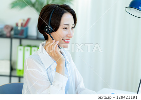 オフィスで働く女性のオペレーター オフィスで働く女性のオペレーター 129421191