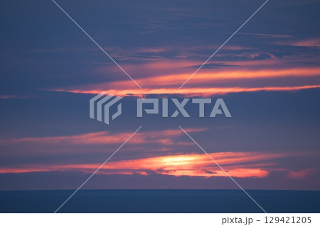 朝焼けのグラデーションが美しい島根半島からの日の出 朝焼けのグラデーションが美しい島根半島からの日の出 129421205