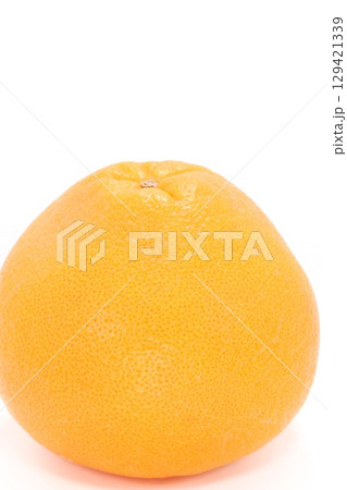 グレープフルーツ 丸ごと1個 明るい背景 グレープフルーツ 丸ごと1個 明るい背景 129421339