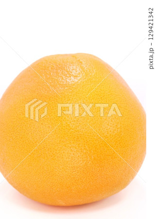 グレープフルーツ　丸ごと1個　明るい背景 129421342
