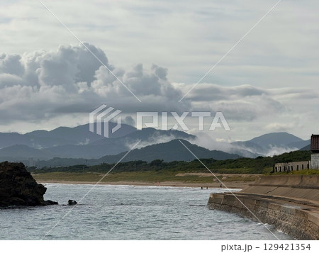 朝の久美浜と山にかかる朝霧 129421354