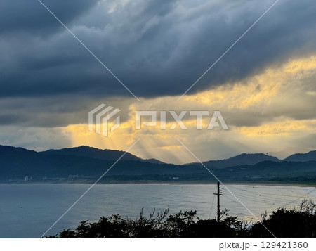 久美浜の朝と薄明光線 129421360