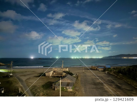 夜の久美浜と水平線の漁り火 夜の久美浜と水平線の漁り火 129421609