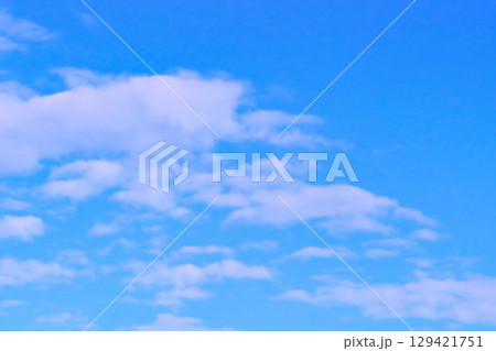 青空と白い雲・背景素材 129421751