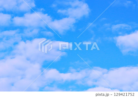 青空と白い雲・背景素材 129421752