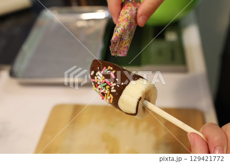 チョコバナナを手作りする チョコバナナを手作りする 129421772
