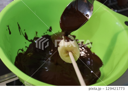 チョコバナナを手作りする チョコバナナを手作りする 129421773