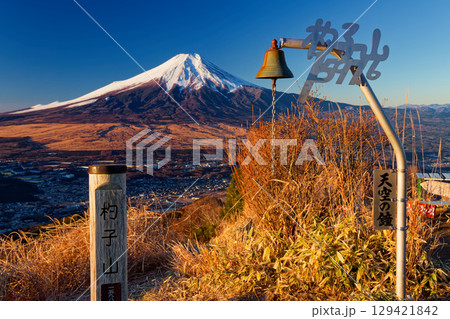 杓子山山頂から見る朝の富士山 129421842